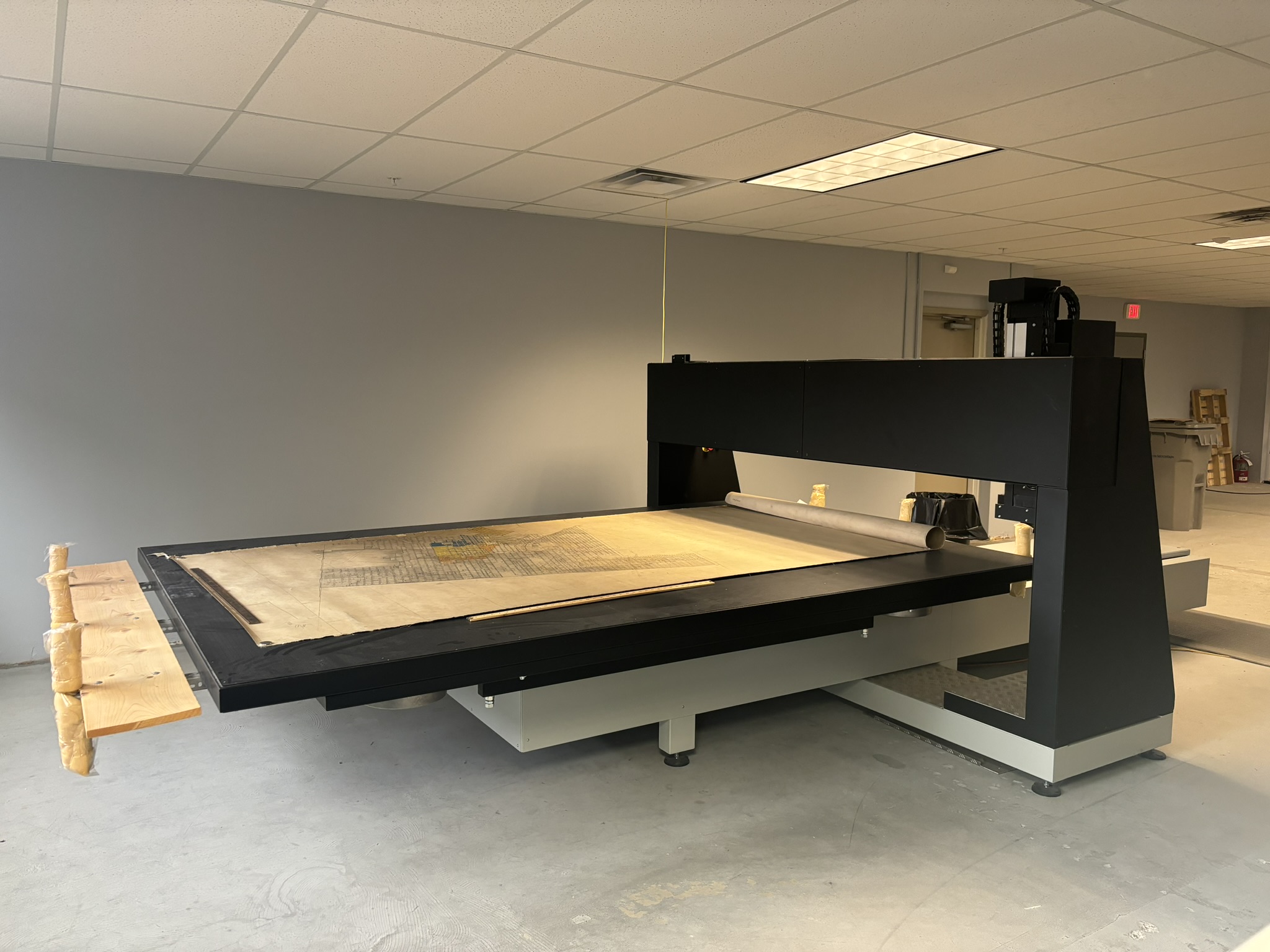 Photo of extra large flatbed portal scanner. Map on top.