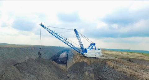 A-dragline-excavator-operates-at-Freedom-Mine-in-Mercer-County-North-Dakota-one-of-the-nation-s-largest-lignite-coal-mines (BLM Photo)
